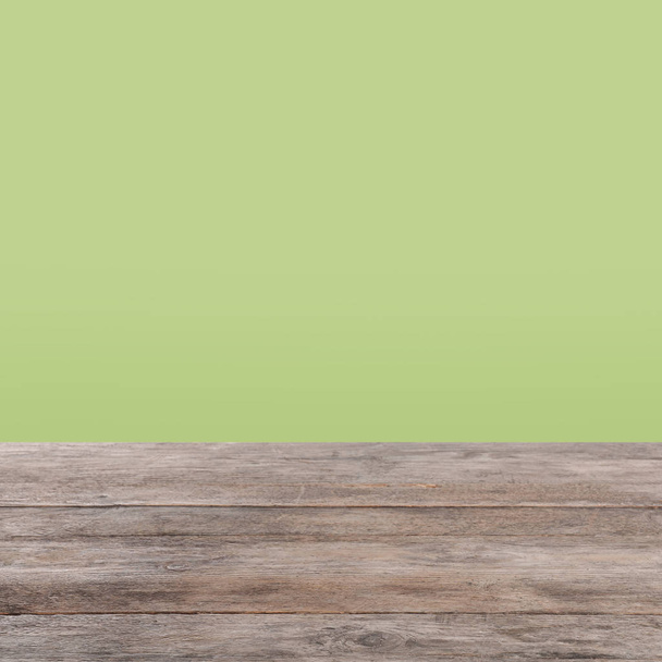 Пустой деревянный стол на красочном фоне. Макет для дизайна
 - Фото, изображение