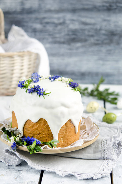 Hagyományos húsvéti tortát díszített lila virágok, szelektív összpontosít - Fotó, kép