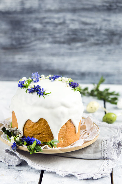 Hagyományos húsvéti tortát díszített lila virágok, szelektív összpontosít - Fotó, kép