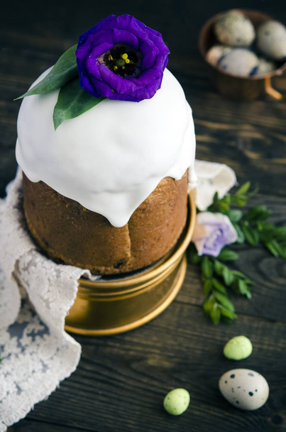 Традиционный пасхальный торт украшен глазурью и цветами, избирательный фокус
 - Фото, изображение