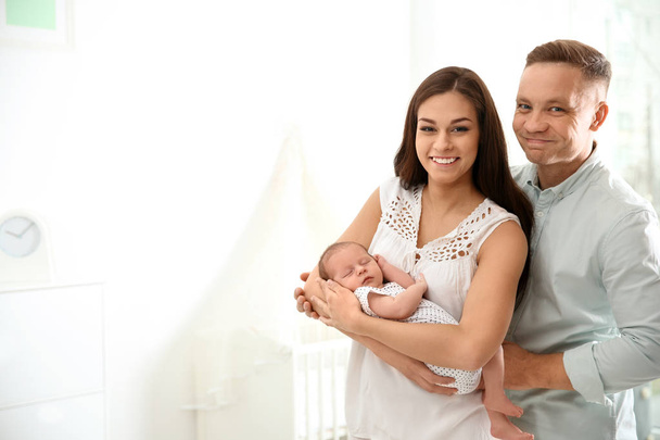 Young woman with her newborn baby at home - Foto, Bild