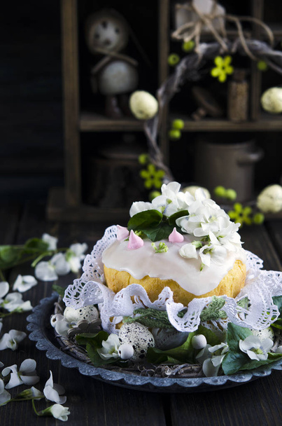 Velikonoční mrkvový dort zdobený bílými květy, Selektivní ostření - Fotografie, Obrázek