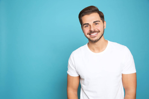 Portrait of young man laughing on color background. Space for text - Photo, Image