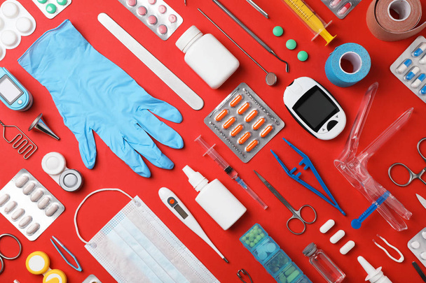 Flat lay composition with medical objects on color background - Foto, imagen