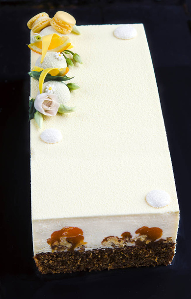 Sárgarépa torta karamellizált dió és barack lekvárral - Fotó, kép