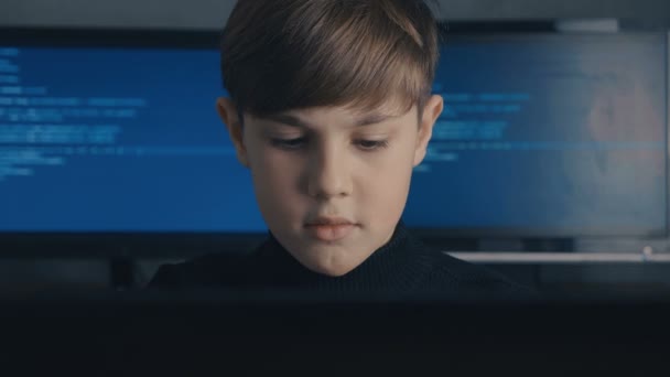 Prodigy chłopiec Hacker programator działa na komputerze w centrum tajemnicy danych - Materiał filmowy, wideo