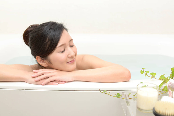 Mulher bonita tomando um banho relaxante
 - Foto, Imagem