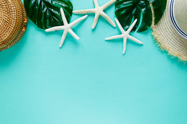 トロピック・フラットにはヒトデ、貝殻、ボート、緑の背景に横たわっている。夏のファッションフラットレイ、休暇、旅行のコンセプト。コピースペースを使用したトップビュー.  - 写真・画像