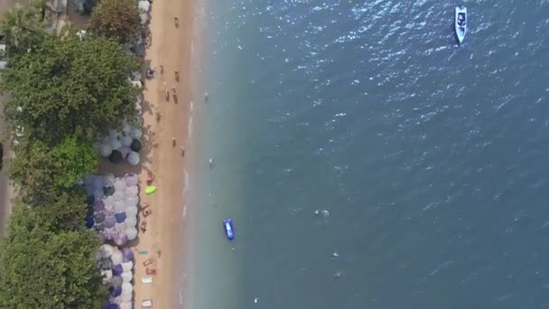 Pattaya Beach na pohled shora z kopce. Video. Vyhlídka nabízí panoramatický výhled na kopce vyhlídka, populární při západu slunce, s úžasným výhledem na město a záliv ve městě Pattaya. - Záběry, video