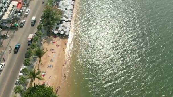 Pattaya Beach sulla vista dall'alto dalla collina. Un video. Punto panoramico che offre viste panoramiche sul punto panoramico collinare, popolare al tramonto, con ampie vedute della città e della baia nella città di Pattaya
. - Filmati, video