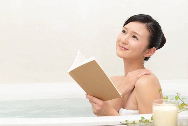 Kaunis nuori nainen ottaa rentouttavan kylvyn
 - Valokuva, kuva