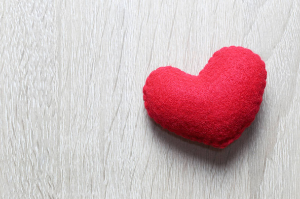 Kırmızı kalp ahşap zemin yerleştirilir ve tasarım iş kavramı aşk ve Sevgililer günü için kopya alanınız. - Fotoğraf, Görsel