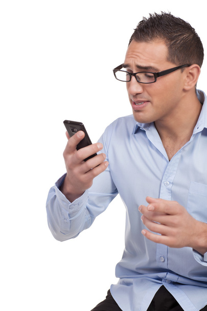 Расстроенный человек, читающий сообщение на мобильном
 - Фото, изображение