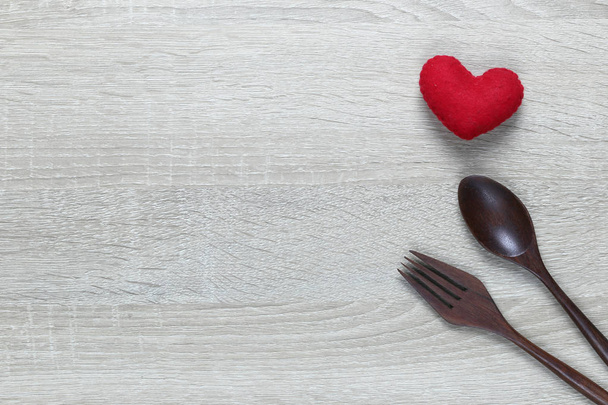 Fakanállal és a fából készült padlót másol hely a szeretet, vagy a Valentin nap koncepció étel és piros szív. - Fotó, kép