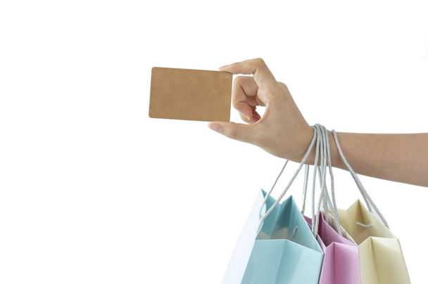žena držící nákupní tašky a kreditní karty izolované na bílém pozadí - Fotografie, Obrázek