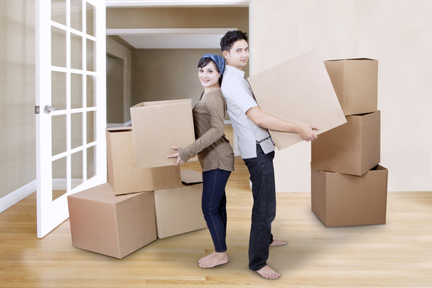 Couple moving boxes - Foto, Bild