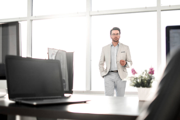 homme d'affaires debout dans un bureau moderne spacieux
 - Photo, image