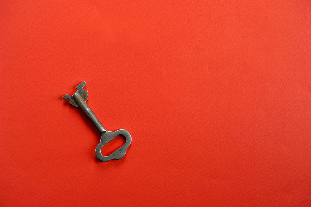 Vintage klíč na červeném pozadí s místem pro textový pohled shora - Fotografie, Obrázek