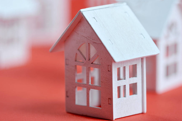 hračka dřevěný dům na červeném pozadí - Fotografie, Obrázek