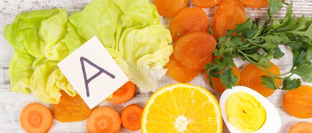 Diversi ingredienti nutrienti sani contenenti vitamina A, fibre alimentari e minerali naturali - Foto, immagini