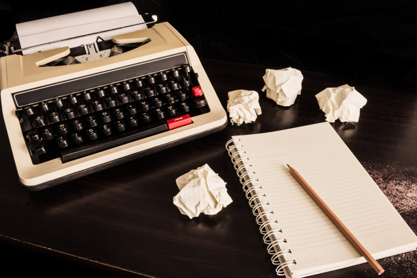 Vintage machine à écrire et un carnet vierge de papier, style rétro
 - Photo, image