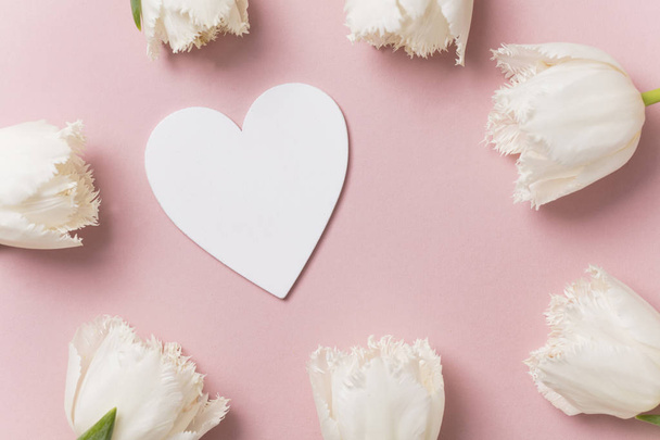 White flowers and hearts on a pastel pink background - Foto, Bild