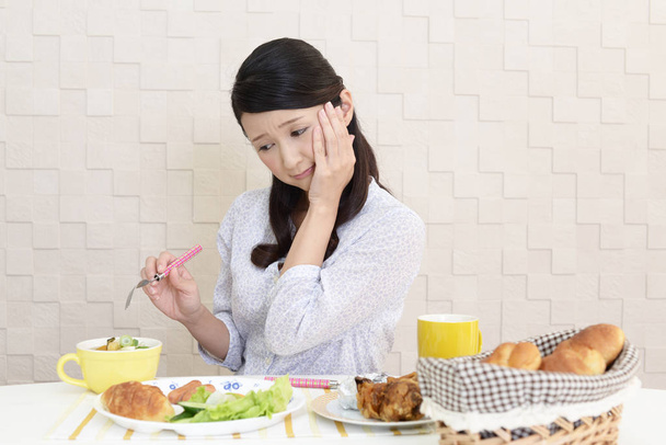 Retrato de mulher sem apetite na frente da refeição
. - Foto, Imagem