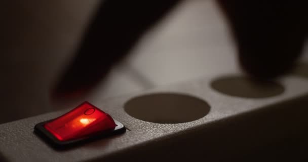 男性の指のクローズ アップ オフを切り替える電源ボタンが赤のカメラで撮影 - 映像、動画