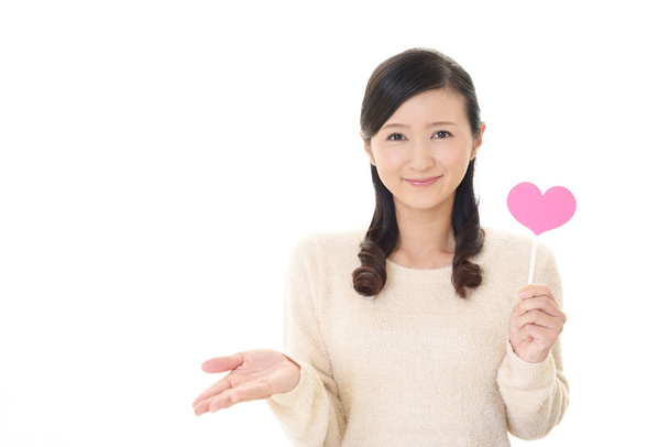 Sorrindo mulher segurando rosa coração amor símbolo
 - Foto, Imagem