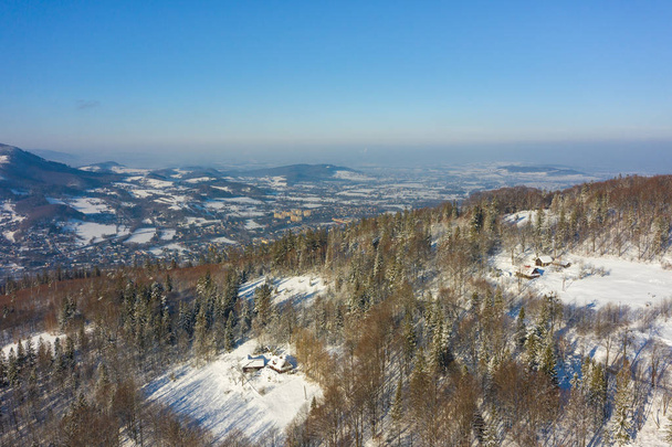 Winter landschap in Silezië Beskiden bergen. Uitzicht vanaf Rownica, Ustron. Bekijk van bovenaf. Landschap foto gevangen met drone. Polen, Europa.  - Foto, afbeelding