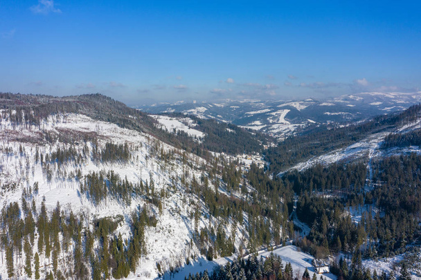 Winter landschap in Silezië Beskiden bergen. Bekijk van bovenaf. Landschap foto gevangen met drone. Polen, Europa.  - Foto, afbeelding