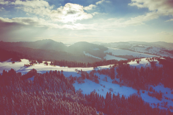 Die Winterlandschaft in Schlesien zieht die Berge an. Blick von oben. Landschaftsbild, aufgenommen mit Drohne. polen, europa.  - Foto, Bild