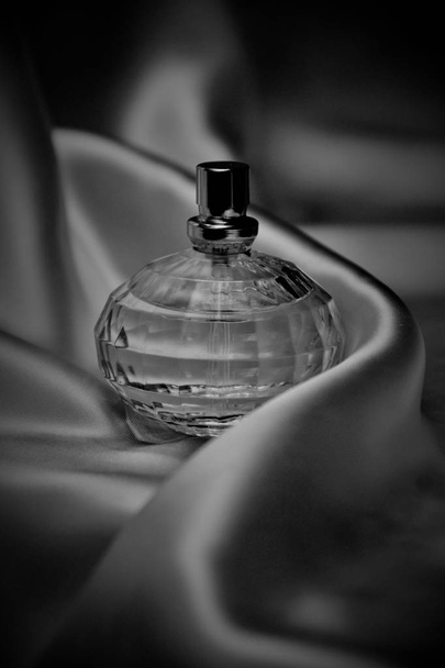 vrouwen parfum in een glazen fles - Foto, afbeelding
