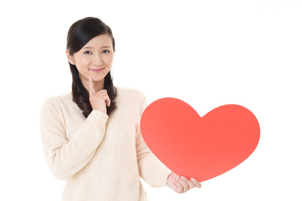 Χαμογελώντας γυναίκα εκμετάλλευση κόκκινη καρδιά αγάπη σύμβολο - Φωτογραφία, εικόνα