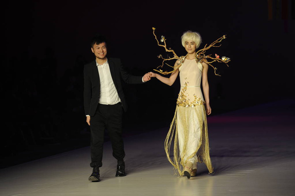 Hong Kong model and actress Janice Man walks the runway with a designer for Hong Kong Fashion Week for Fall/Winter 2012 in Hong Kong, China, 18 January 2012. - Foto, afbeelding