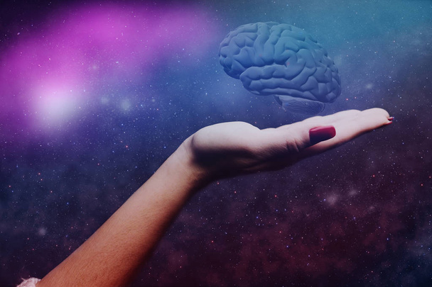 Vrouw bedrijf hersenen in palm. Mixed media.  - Foto, afbeelding
