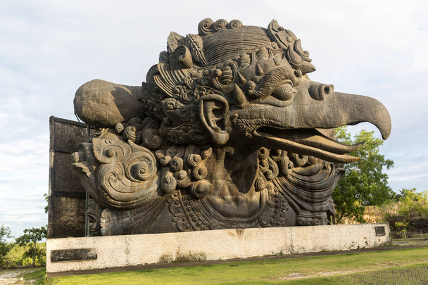 Monumento a gran escala de la estatua de Garuda en el parque cultural GWK. un pájaro místico en el Garuda Wisnu Kencana en Uluwatu, isla de Bali, Indonesia. Bali es un destino turístico de fama mundial
. - Foto, Imagen