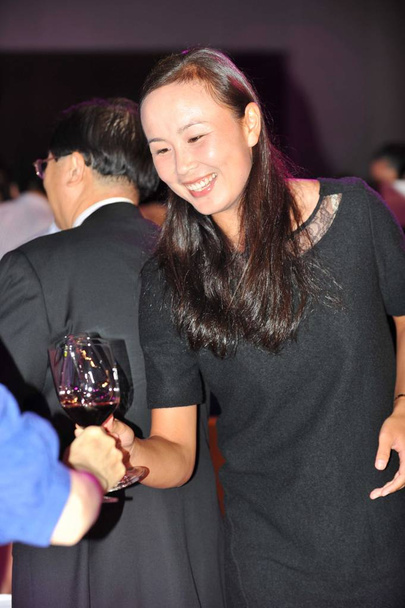 Chinese professional tennis player Peng Shuai cheers with a guest during a welcome dinner for the 2013 WTA Guangzhou Open in Guangzhou, south Chinas Guangdong province, 16 September 2013. - Foto, afbeelding