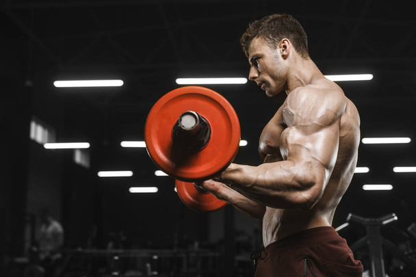 Όμορφος ισχυροί άνδρες αθλητική άντληση επάνω τους μυς προπόνηση barbell μπούκλα bodybuilding έννοια φόντο - μυϊκή bodybuilder άνδρες κάνουν ασκήσεις στο γυμναστήριο γυμνό κορμό - Φωτογραφία, εικόνα