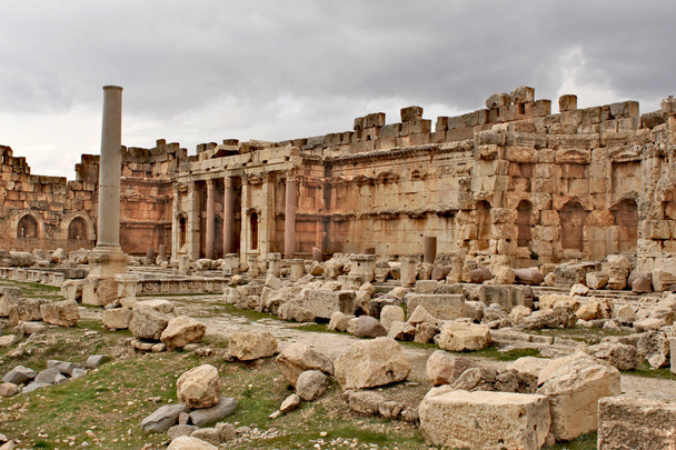 Baalbek - antik Fenike şehir büyük mahkemede kalıntıları; Hellenistik dönemde Heliopolis olarak bilinen - Fotoğraf, Görsel