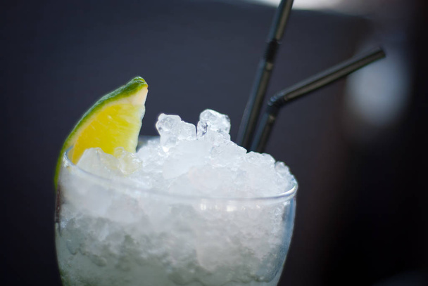 Refreshing drink with lime - Фото, зображення
