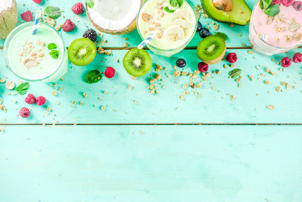 Bevande rinfrescanti estive - frullati proteici, frullati o frullati, con bacche e frutta fresche, spazio per copiare la tavola azzurro
 - Foto, immagini