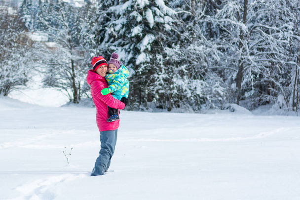Mother and daughter playing in fairytale winter landscape. - Valokuva, kuva