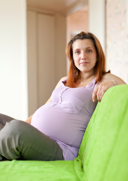 pregnant woman on sofa - Φωτογραφία, εικόνα
