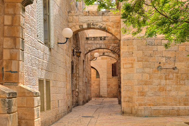 szűk utca és a stonrd házak zsidó negyed Jeruzsálemben. - Fotó, kép