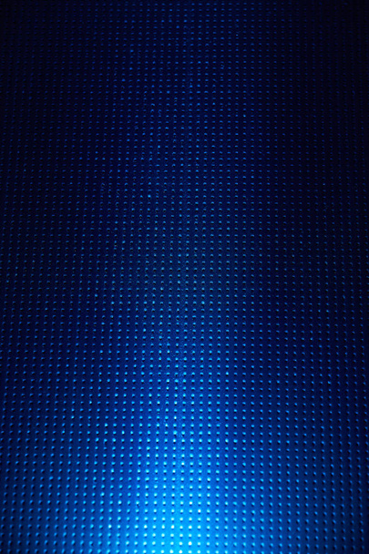 Na světlé modré kostkované pozadí bílý paprsek světla - Fotografie, Obrázek