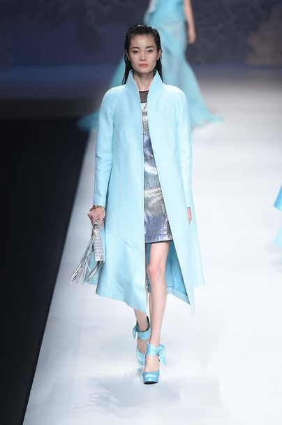 A model displays a new creation by designer Qi Gang at the SEC Qi Gang fashion show during the China Fashion Week Spring/Summer 2015 in Beijing, China, 29 October 2014. - Valokuva, kuva