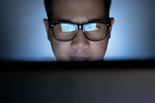 Сосредоточенный и серьезный мужчина, работающий и усердно думающий над компьютером
 - Фото, изображение