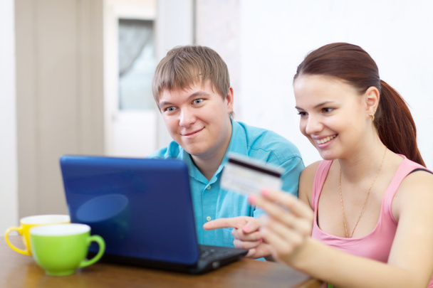 pareja compra en línea con el ordenador portátil
 - Foto, Imagen