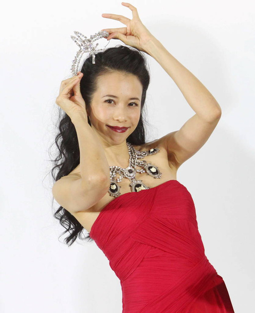 La chanteuse et actrice de Hong Kong Karen Mok porte une couronne de cristal lors d'un défilé de mode pour les facettes bijoux du monde 2014 de Swarovski à Shanghai, en Chine, le 30 juillet 2014
. - Photo, image